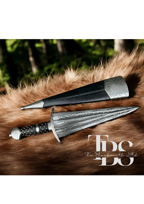 Cinquedea Dagger with Engraved Blade